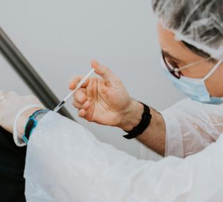 L’hésitation vaccinale peut-elle être interprétée comme une nouvelle forme de déviance ? « 3 questions à » Laurent-Henri Vignaud (partie 2)